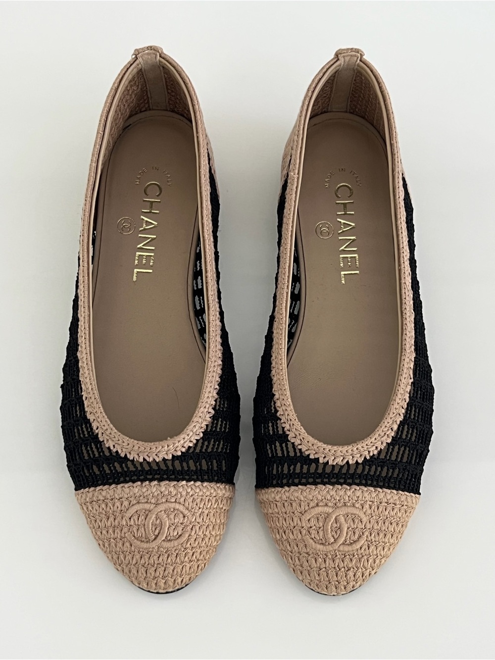 CHANEL 25P CC BLACK AND BEIGE
RAFFIA BALLET SHOES SIZE IT 38 / US 8
NEW IN BOX!